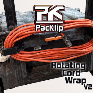Peut inclure: Un outil de rangement de cordon noir et orange fix&eacute; &agrave; une bo&icirc;te &agrave; outils noire. L'outil est &eacute;tiquet&eacute; "Rotating Cord Wrap v2" et "PackKlip".