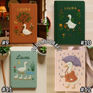 Puede incluir: Cuatro cuadernos rectangulares con dise&ntilde;os bordados de gansos y el nombre Laura. Incluyen uno naranja con un &aacute;rbol, uno verde oscuro con un ganso con cesta, uno verde claro con un ganso y sus cr&iacute;as, y uno rosa con un ganso bajo un paraguas.