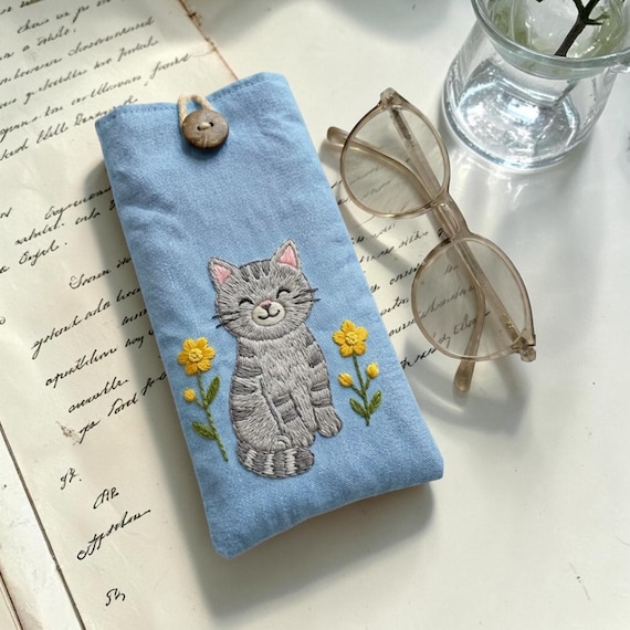 Cat Hand-Embroidered Glasses Case – Handmade Eyeglass Pouch with Cute Kitty Designs – Padded & Shockproof Eyewear Sleeve Gift for Cat Lovers