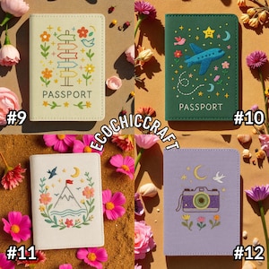Puede incluir: Cuatro fundas para pasaporte con dise&ntilde;os tem&aacute;ticos de viajes. Una es de color crema con se&ntilde;ales direccionales y flores, otra es verde con un avi&oacute;n y estrellas, una tercera es blanca con monta&ntilde;as y flores, y la &uacute;ltima es lavanda con una c&aacute;mara.