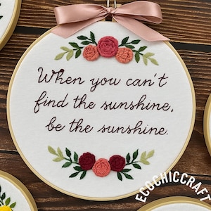 Cerchio ricamato a mano personalizzato con nome, citazione e data - Decorazione murale personalizzata - Regalo per matrimonio e neonato - Cerchio ricamato floreale fatto a mano