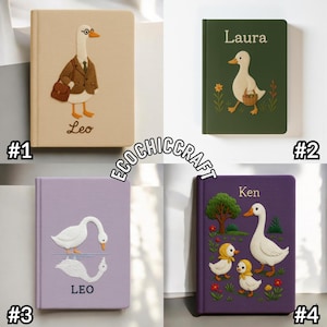 Puede incluir: Cuatro cuadernos rectangulares con cubiertas texturizadas que presentan ilustraciones de gansos en relieve. El cuaderno 1 es beige con un ganso con traje y el nombre Leo. El 2 es verde con un ganso, flores y el nombre Laura. El 3 es lavanda con el reflejo de un ganso y el nombre Leo. El 4 es morado con tres gansos, un &aacute;rbol, flores y el nombre Ken.