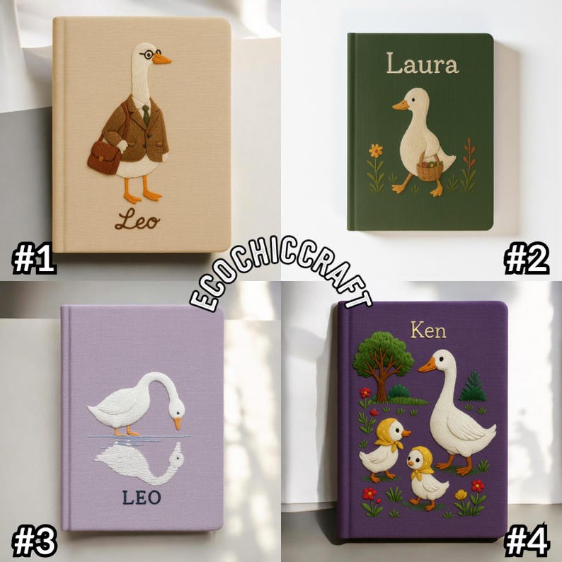Puede incluir: Cuatro cuadernos rectangulares con cubiertas texturizadas que presentan ilustraciones de gansos en relieve. El cuaderno 1 es beige con un ganso con traje y el nombre Leo. El 2 es verde con un ganso, flores y el nombre Laura. El 3 es lavanda con el reflejo de un ganso y el nombre Leo. El 4 es morado con tres gansos, un &aacute;rbol, flores y el nombre Ken.