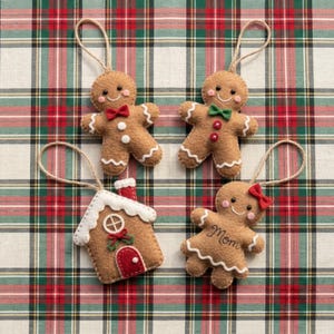 Puede incluir: Cuatro adornos de fieltro que incluyen tres figuras de pan de jengibre y una casa de pan de jengibre. Las figuras tienen detalles cosidos, lazos y botones. Una figura tiene la palabra Mom bordada. Cada adorno incluye un cordel para colgar.