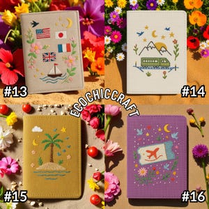 Puede incluir: Cuatro portapasaportes con dise&ntilde;os bordados. Un soporte beige presenta banderas y un velero. Un soporte blanco tiene un tren y monta&ntilde;as. Un soporte color mostaza tiene una palmera. Un soporte morado tiene un billete de avi&oacute;n. El texto "#13", "#14", "#15" y "#16" son visibles.