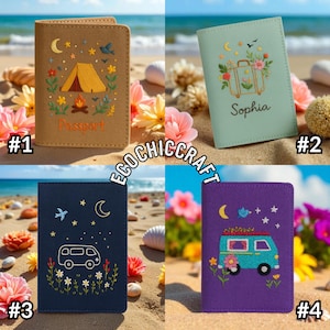 Puede incluir: Cuatro fundas para pasaporte con dise&ntilde;os bordados. La primera es de color beige con una tienda de campa&ntilde;a y una fogata. La segunda es verde menta con una maleta y el nombre "Sophia". La tercera es azul marino con una furgoneta camper. La cuarta es morada con una furgoneta camper.