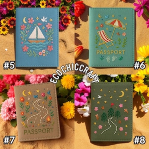 Puede incluir: Cuatro fundas para pasaporte con dise&ntilde;os bordados. Las fundas son de color azul, verde, beige y verde oliva. Los dise&ntilde;os incluyen un velero, una escena de playa, una carretera y un bosque. La palabra "PASSPORT" est&aacute; en dos de las fundas.