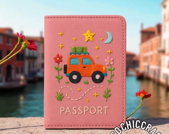 Funda de pasaporte bordada con motivos de transporte: billetera de viaje hecha a mano con diseños de avión, tren, bicicleta y autobús. Regalo para viajeros, niños y aventureros.