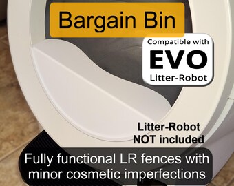 Op de afbeelding: Een witte kunststof hekbevestiging voor een kattenbak met een zwarte geribbelde trede. De tekst op de afbeelding luidt: Bargain Bin, Compatible with EVO Litter-Robot, Litter-Robot NOT included, Fully functional LR fences with minor cosmetic imperfections.