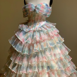 Ballkleid / Abendkleid / Cinderella Kleid / V-förmiges Korsett / Elegantes Pfingstrosen Kleid / Korsett Abendkleid