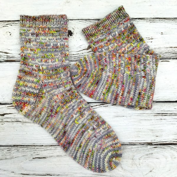 Simple sock knitting pattern PDF.  Socks for beginners PDF. Woollen socks.  Basic sock knitting pattern. Bright simple sock knitting pattern