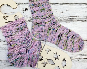 A simple sock knitting pattern in PDF format. Ideal for beginners. Cozy woolen socks. Basic sock knitting pattern. A simple sock pattern.
