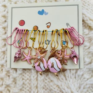 Ocean Stitch Markers Set of 20 – Sea Themed Knitting and Crochet Markers – Fish, Starfish, Shell Charms – Gift for Knitters and Crocheters