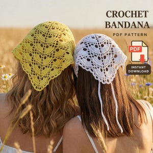 Puede incluir: Se muestran dos bandanas de ganchillo, una amarilla y otra blanca, desde atrás. Las bandanas son triangulares con un diseño de encaje. El texto "CROCHET BANDANA PDF PATTERN" se muestra encima de un icono PDF con el texto "INSTANT DOWNLOAD".