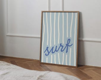 以下が含まれることがあります： 青と白のストライプの背景に、青い筆記体で「surf」と書かれた額装されたプリントです。