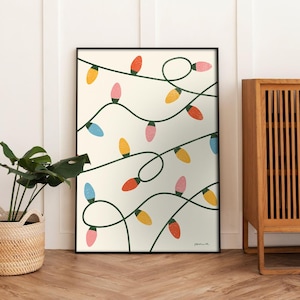 Puede incluir: Una impresión digital de una ilustración caprichosa de luces de cadena de colores sobre un fondo blanco. Las luces son de varios colores, incluyendo rosa, azul, amarillo y naranja. La impresión está enmarcada en un marco negro.