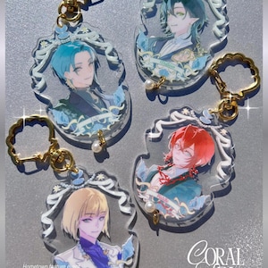 Puede incluir: Cuatro llaveros acrílicos con retratos de personajes de estilo anime, cada uno con un llavero dorado y un colgante de perla de imitación. Los amuletos presentan personajes con cabello azul, verde, rojo y rubio. El texto "Coral Sea" está en la esquina inferior derecha.