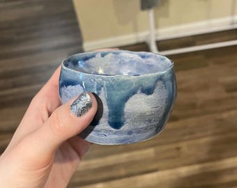 Kleine blauwe keramische kom