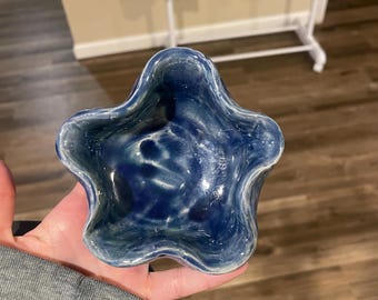 Kleine blauwe keramische sterschotel