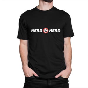 Puede incluir: Camiseta negra con el texto blanco "NERD HERD" y un gráfico de ovejas dentro de un círculo rojo con borde blanco. La camiseta es de manga corta y tiene cuello redondo.
