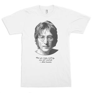 Może przedstawiać: Biały T-shirt z czarno-białym obrazkiem Johna Lennona i cytatem: "Czas, który lubisz marnować, nie został zmarnowany. - John Lennon"