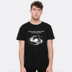 Estás aquí pagando impuestos y viviendo con miedo. Camiseta divertida con diseño de galaxia, tallas para hombre y mujer (DSN-23564)