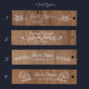 Puede incluir: Etiquetas rectangulares de madera con texto grabado en blanco y dise&ntilde;os florales. Las etiquetas muestran nombres y fechas, con opciones como "Lila & Stephan" y "Victoria & Joseph". El texto "Model Options" est&aacute; en la parte superior.
