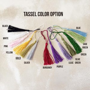 Puede incluir: Una selecci&oacute;n de borlas coloridas en varios tonos, incluyendo negro, blanco, rosa, amarillo, dorado, plateado, burdeos, morado, azul, verde salvia, verde, oliva y verde lila. El texto "TASSEL COLOR OPTION" se muestra en la parte superior.