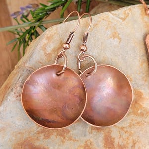 Kolczyki z miedzianymi krążkami, ręcznie malowane płomieniem