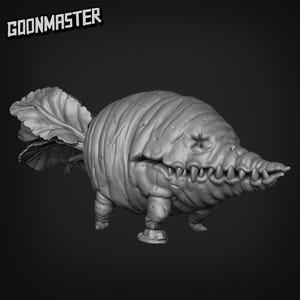 Könnte beinhalten: Graustufen-3D-Druckskulptur einer Kreatur mit einem knollenförmigen Körper, einer bezahnten Schnauze und großen blattartigen Anhängen. Die Skulptur hat eine raue Textur und ist vor einem dunklen Hintergrund platziert. Der Text "GOONMASTER" befindet sich in der oberen linken Ecke.