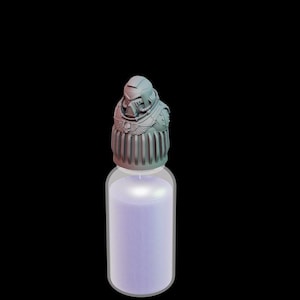 Könnte beinhalten: Eine klare Glasflasche, gefüllt mit einer hellvioletten Flüssigkeit, gekrönt von einem detaillierten, grau gefärbten, helmformigen Verschluss. Der Verschluss weist ein geripptes Design und geformte Details, einschließlich Flügeln, auf. Die Flasche steht vor einem schwarzen Hintergrund.
