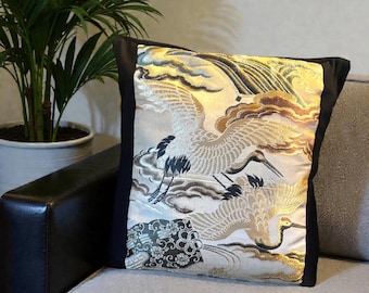 Almofada Obi japonesa vintage – Estampa de garça em marfim e dourado – Capa de almofada em tecido quimono – Arte têxtil japonesa