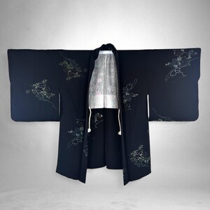 Vintage japanische Kimonojacke mit silberner und grüner Lame-Stickerei, Blumen- und Fächermotiv, 1950er - 60er Jahre Seiden Haori, BH2154A