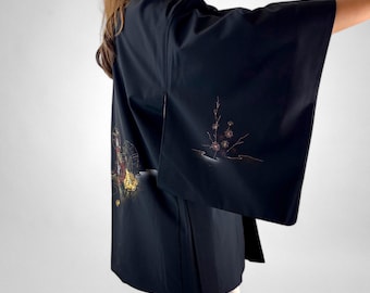 Chaqueta tipo kimono japonés tipo haori, haori negra con diseños vibrantes, elegante kimono con hermoso bordado de lamé, hecha en Japón, n.° BH1008