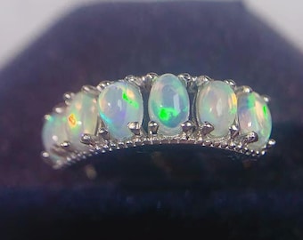 Anillo de ópalo etíope: media eternidad en plata de ley