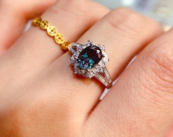 Anillo de alejandrita en plata de ley: piedra preciosa que cambia de color, piedra natal de junio