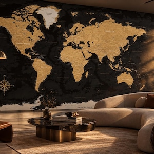 Peut inclure: Une grande fresque murale représentant une carte du monde avec des continents dorés sur un fond noir uni. La carte comprend une rose des vents dans le coin inférieur gauche et des noms de pays clairement indiqués sur toute la surface.