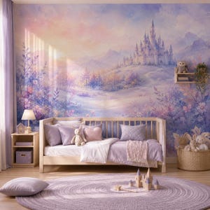 Op de afbeelding: Kinderslaapkamer met een sprookjesthema. De kamer heeft een licht houten ledikant met lavendel beddengoed, een rond tapijt en een muurschildering van een kasteel en landschap. Decoratieve elementen zijn knuffels, kussens en een klein houten kasteel.
