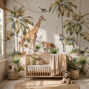 Pode incluir: Um berço de madeira com colchão branco e manta bege, posicionado contra um mural de parede com ilustrações em aguarela de uma girafa, leopardo, zebra e macacos entre palmeiras. Dois cestos de vime com peluches estão por perto.