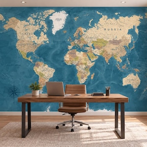 Peut inclure: Une grande fresque murale représentant une carte du monde détaillée avec un fond océanique bleu profond et des terres beiges. La carte affiche les noms des pays, dont le Canada, la Russie et la Chine, avec une rose des vents en bas à gauche.