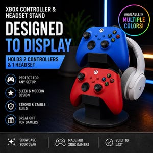 Peut inclure: Un support de jeu noir conçu pour contenir deux manettes et un casque. Le support présente une manette bleue sur le niveau supérieur, une manette rouge sur le niveau inférieur et un casque blanc sur le côté. Le texte sur l'image inclut XBOX CONTROLLER & HEADSET STAND, DESIGNED TO DISPLAY, HOLDS 2 CONTROLLERS & 1 HEADSET et AVAILABLE IN MULTIPLE COLORS.