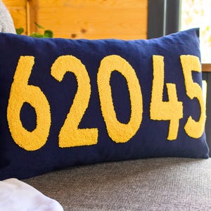 Coussin Punch Needle avec code postal, décoration intérieure brodée personnalisée