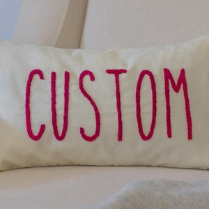 Housse de coussin brodée personnalisée : oreiller lombaire en coton à monogramme personnalisé