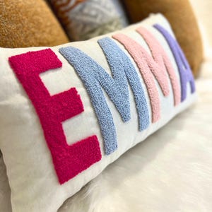 Benutzerdefiniertes gesticktes Kissen personalisiertes Geschenk, Geburtstagsgeschenk, benutzerdefiniertes Dekokissen, Punch Needle Kissen, Kinderzimmerdekor, Wohnheimdekor, Namenskissen
