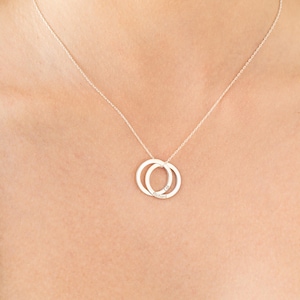 Personligt Halsband i Sterling Silver med Sammanlänkade Cirklar – Anpassat Namnhänge