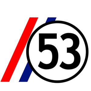 Op de afbeelding: Een grafisch ontwerp met een zwarte cirkel met daarin het getal 53 in het zwart. Links van de cirkel bevinden zich twee diagonale strepen, één rood en één blauw, die parallel aan elkaar zijn geplaatst voor een strakke visuele compositie.