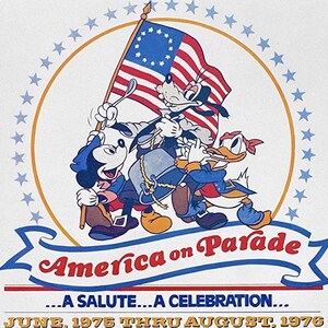 Vintage America on Parade-klistermärke | Patriotisk Disney-stildekal | 1776 Bicentennial-inspirerad Mickey Donald Goofy-klistermärke