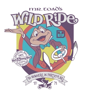 Könnte beinhalten: Ein Grafik im Vintage-Stil mit Mr. Toad von Mr. Toad's Wild Ride. Das Design enthält den Text "Mr. Toad's Wild Ride" und "To Nowhere in Particular". Das Bild hat ein Retro-Farbschema mit einer Cartoon-Kröte, die ein Auto fährt.