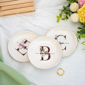 Plato para anillos con inicial personalizada, plato para joyas con letras, regalo para bodas, recuerdos para novias, plato para baratijas, regalo para damas de honor, regalo para fiestas.