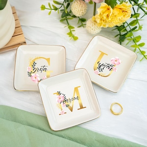 Porta anillos con letra de flor personalizada, plato para joyas con inicial y nombre, regalo para amiga, regalo de compromiso, regalo de boda para ella.